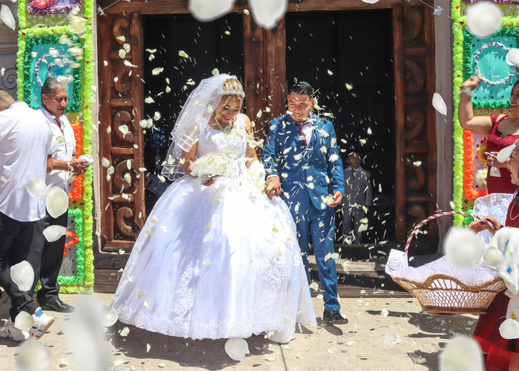 Petalos en la salida de la iglesia - Bodas